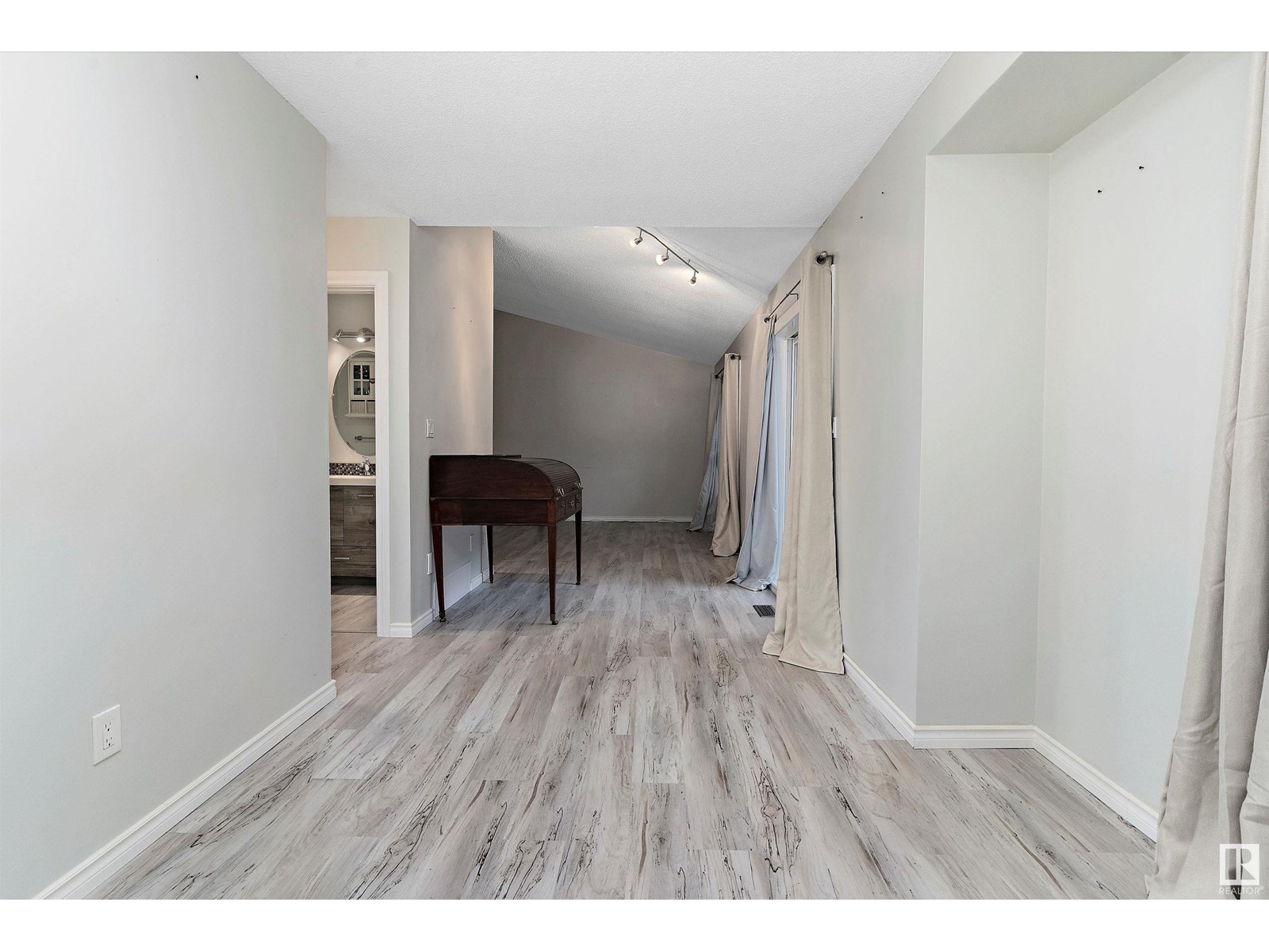 #9 4630 17 AV NW