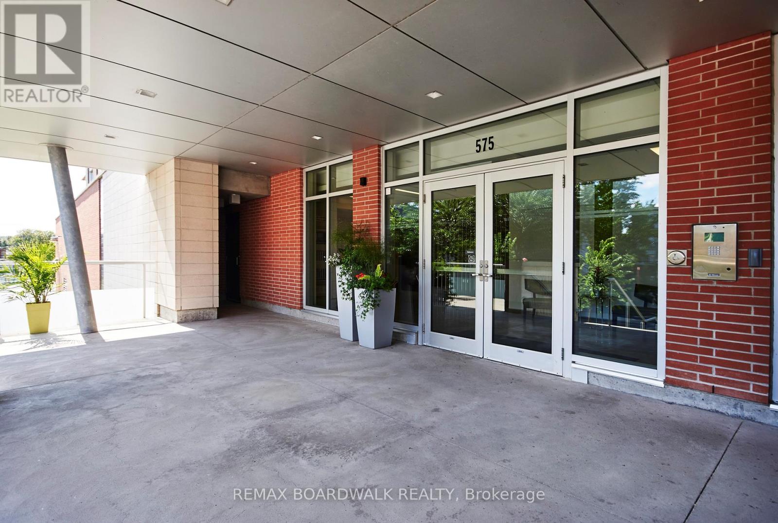 407 - 575 BYRON AVENUE