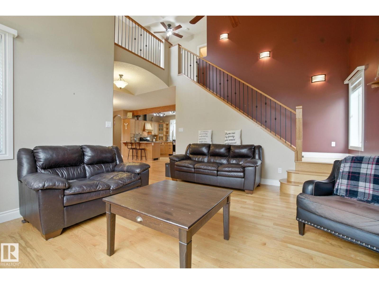 102 Poplar Cres