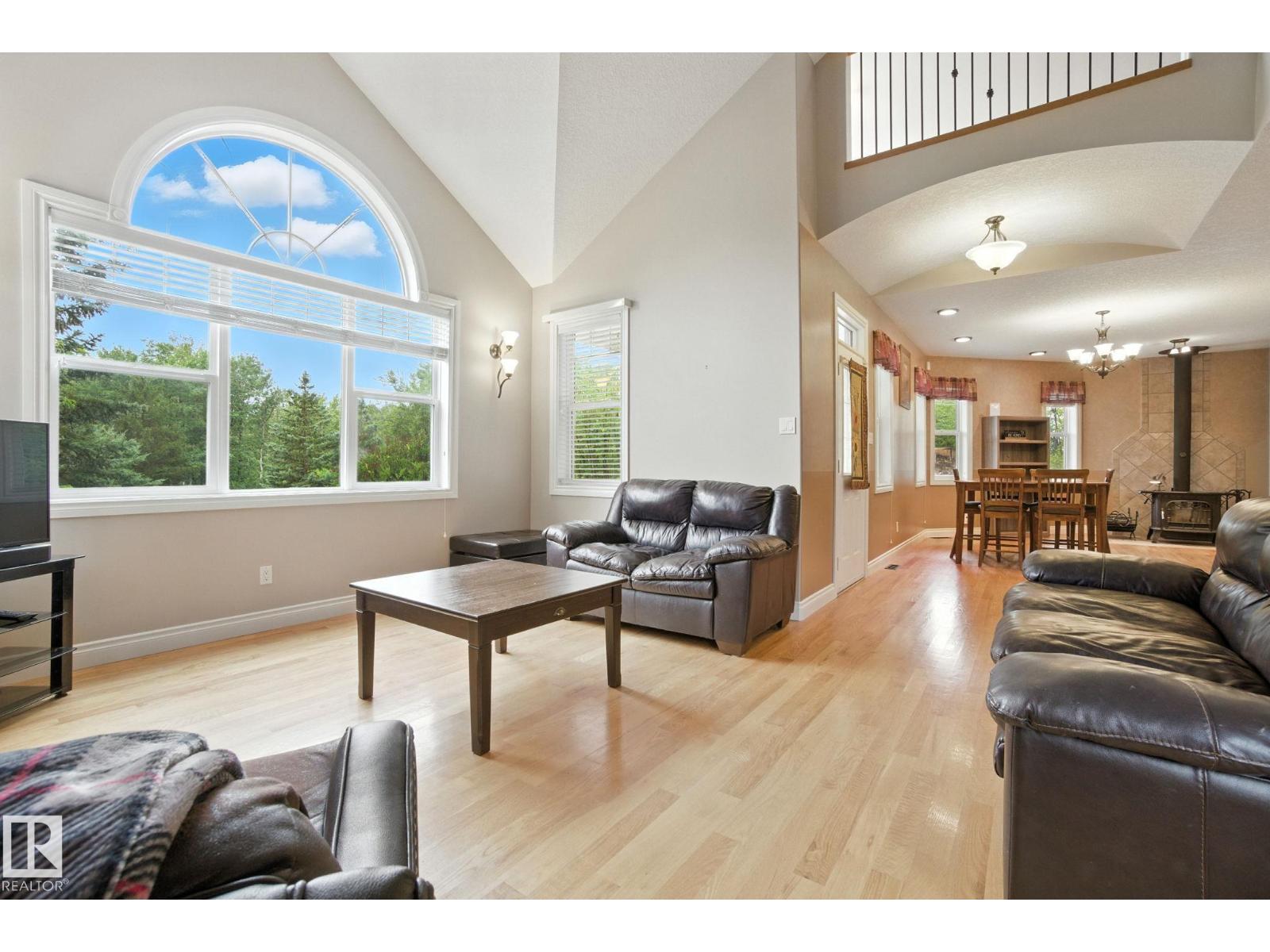 102 Poplar Cres