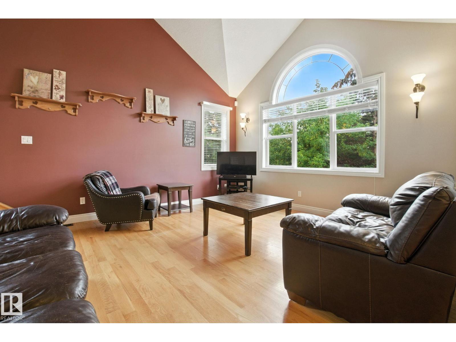 102 Poplar Cres