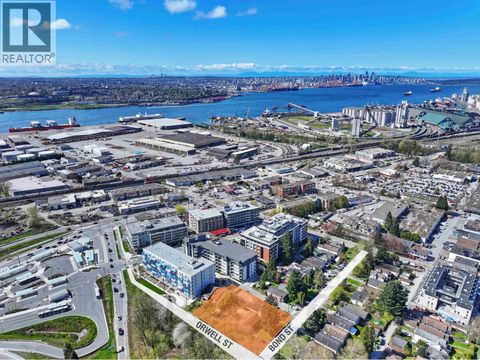 1583 BOND STREET North Vancouver BC V7J1E8