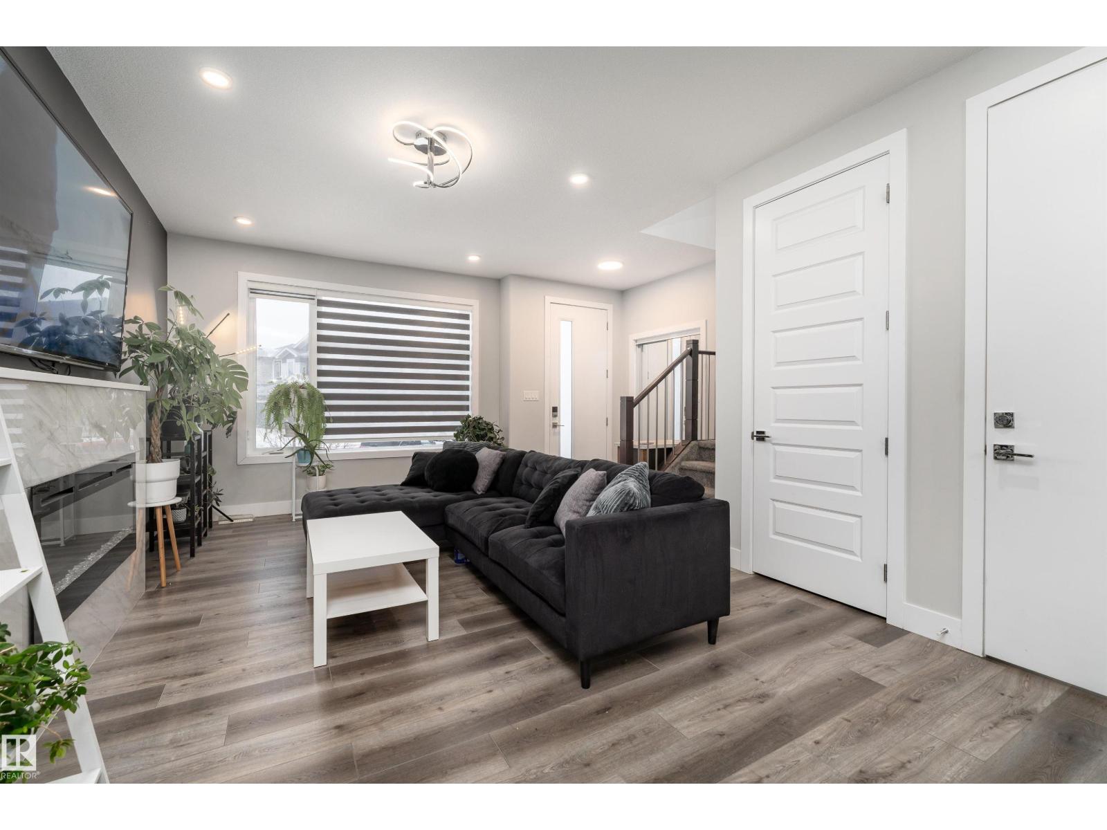 9338 PEAR LI SW