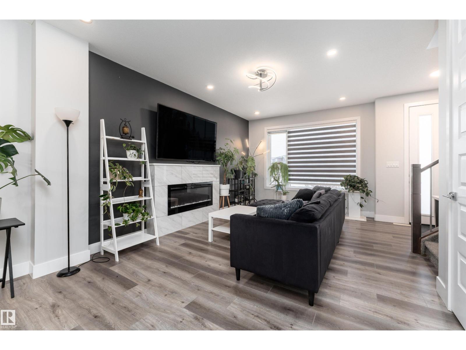 9338 PEAR LI SW