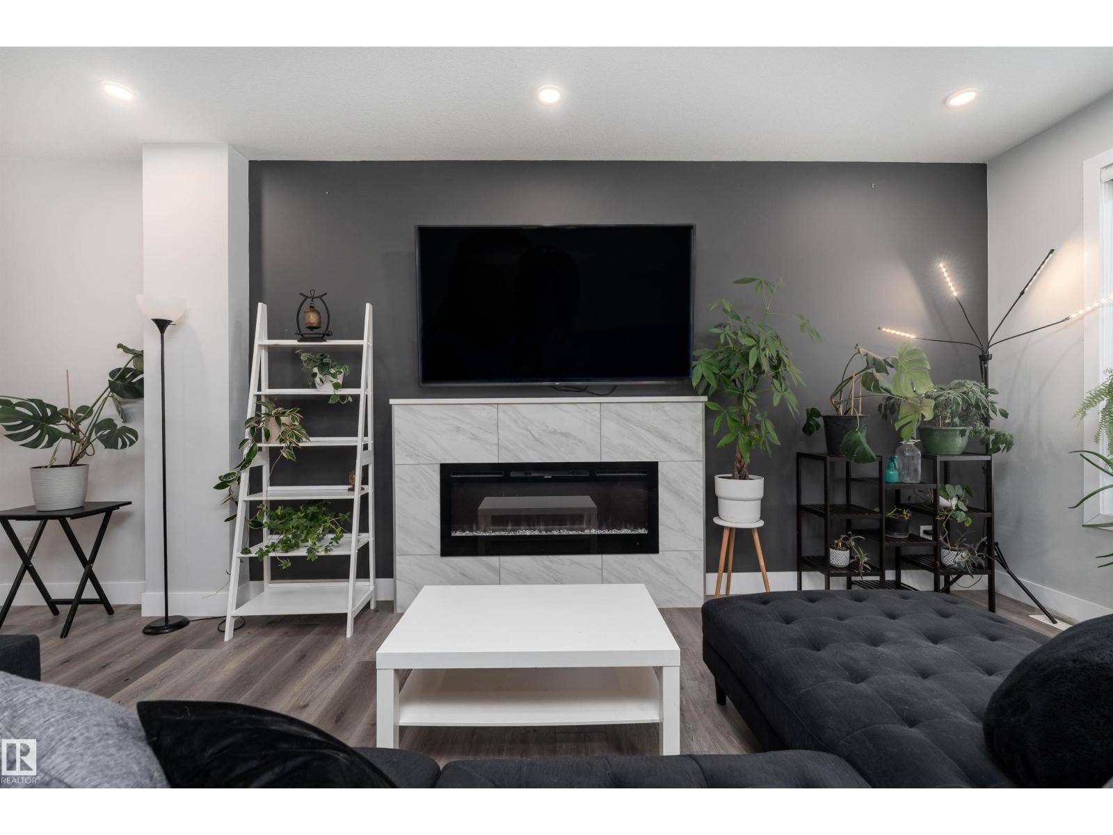 9338 PEAR LI SW