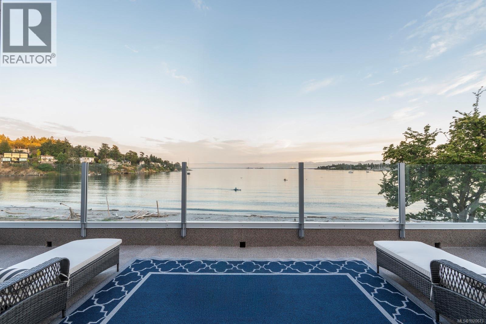 3905B Cadboro Bay Rd