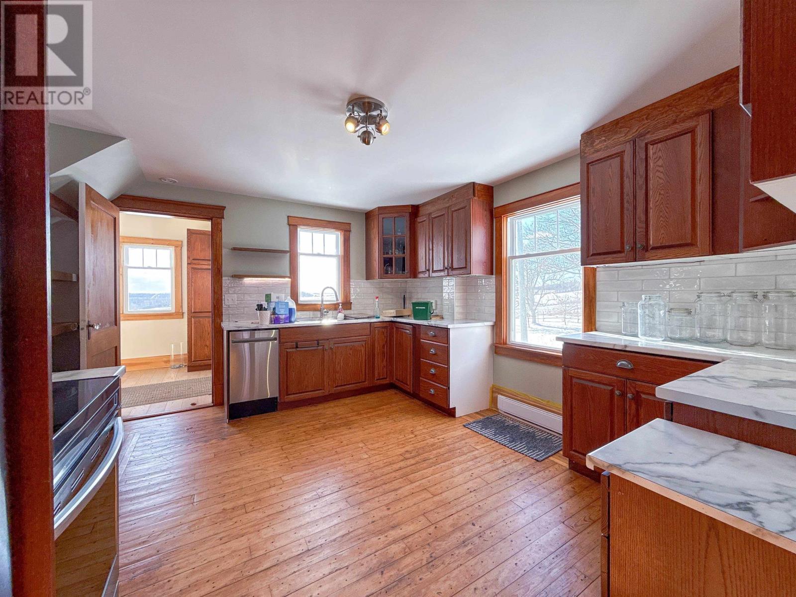 662 & 664 Long River Road