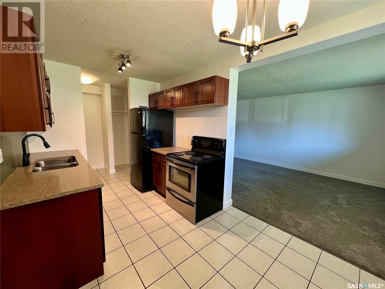 6 208 Lindsay PLACE