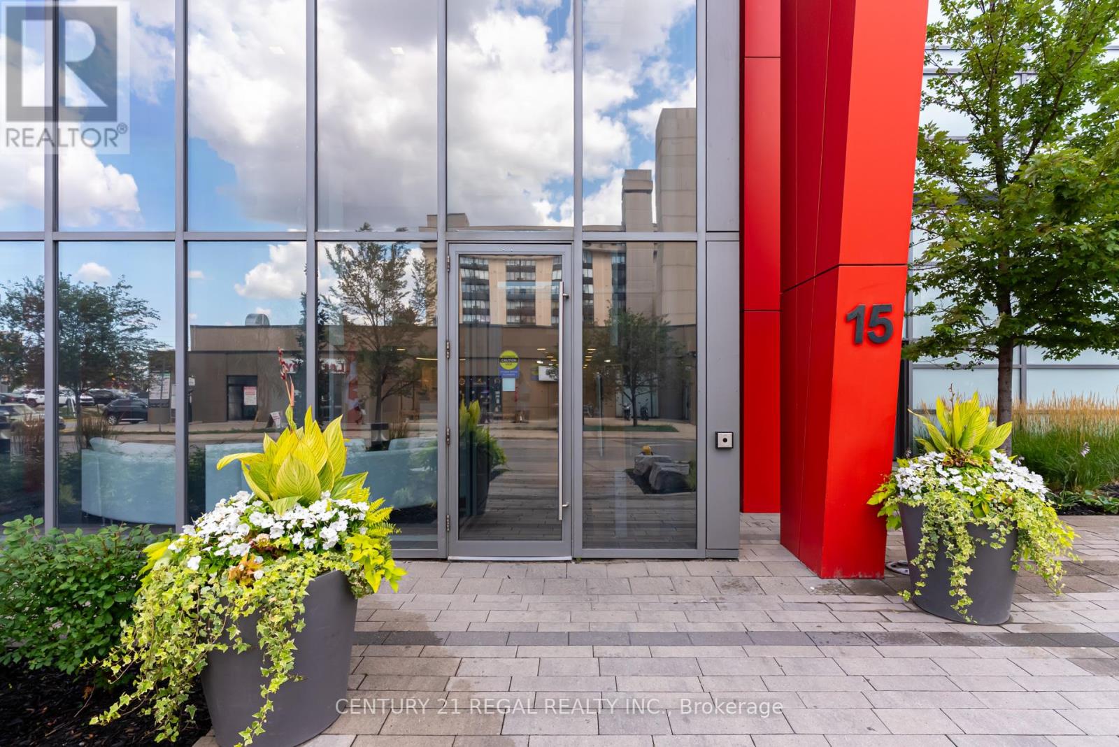 710 - 15 JAMES FINLAY WAY