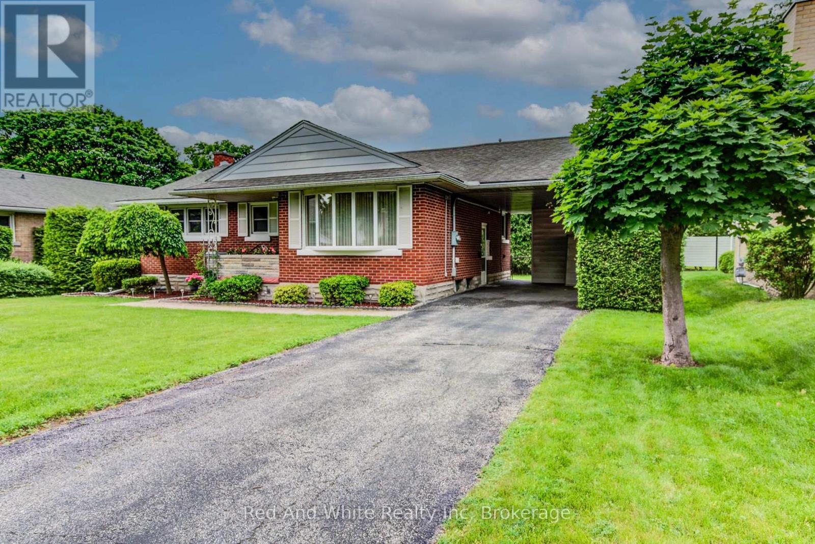104 ELGIN CRESCENT