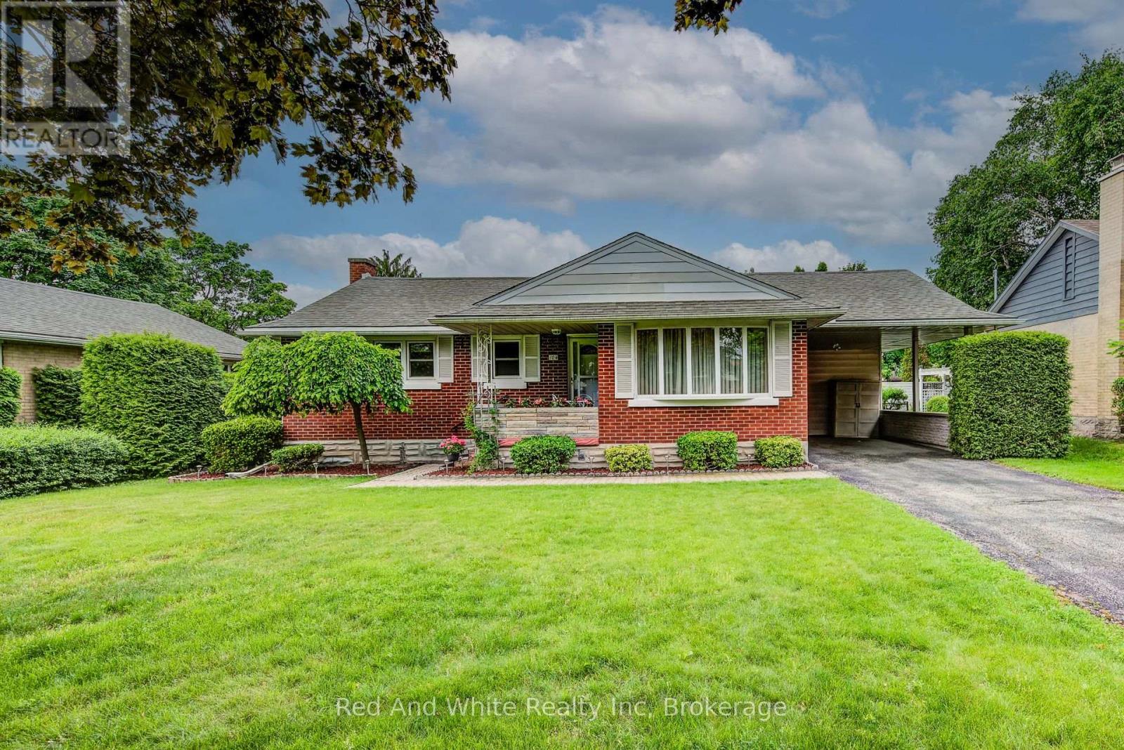 104 ELGIN CRESCENT