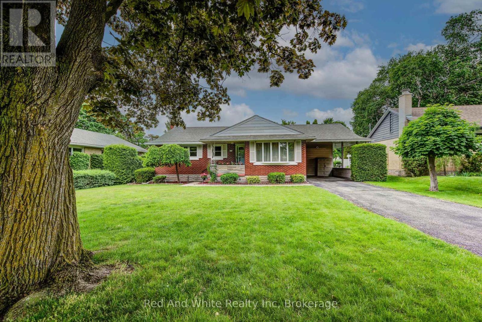 104 ELGIN CRESCENT