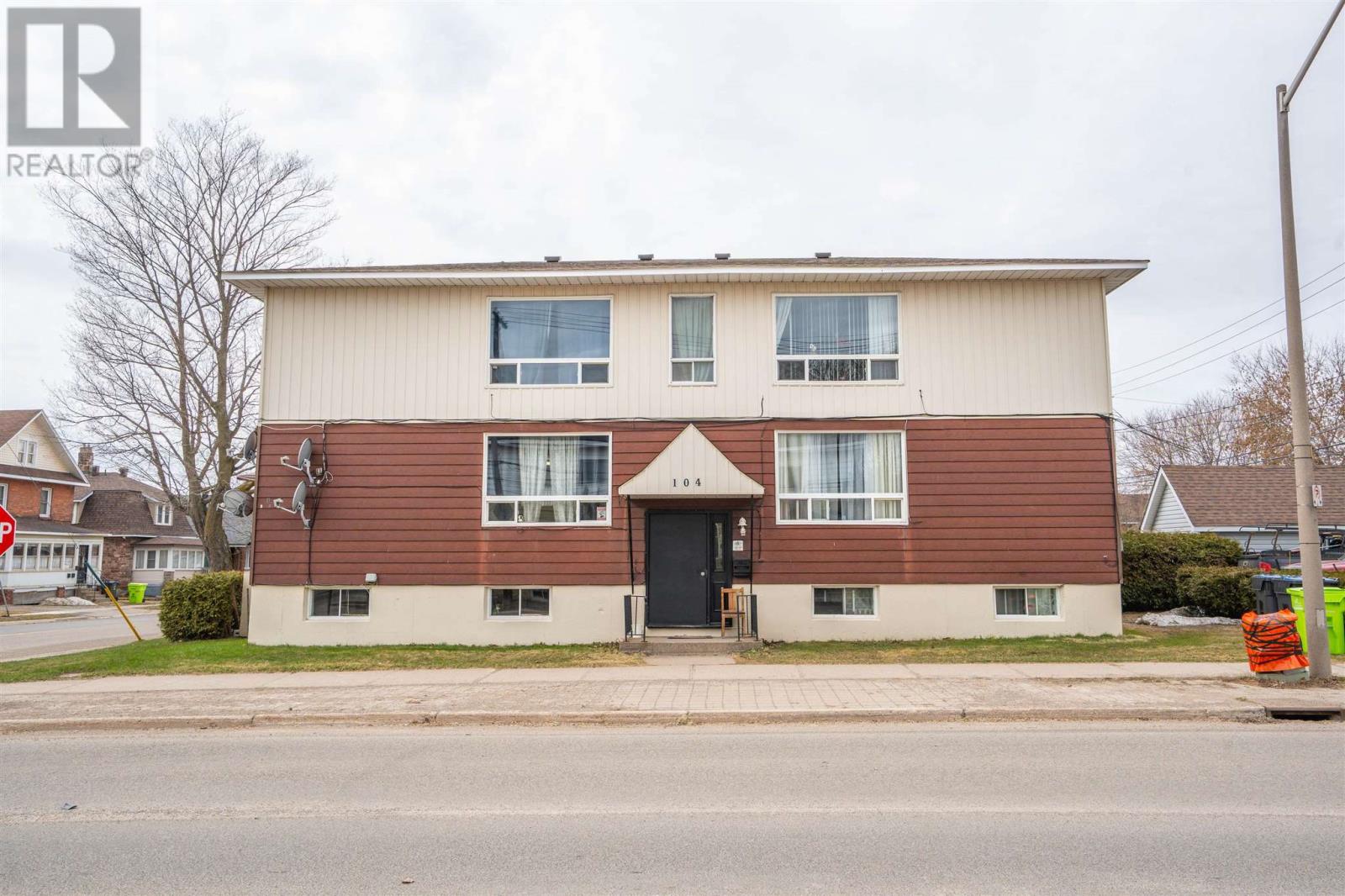 Photo 1 of 38 — 104 Albert ST W, Sault Ste. Marie, ON P6A1B4