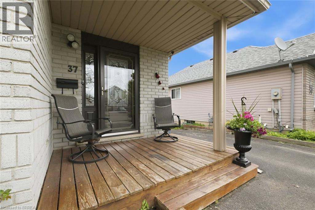 37 ANASTASIA Crescent