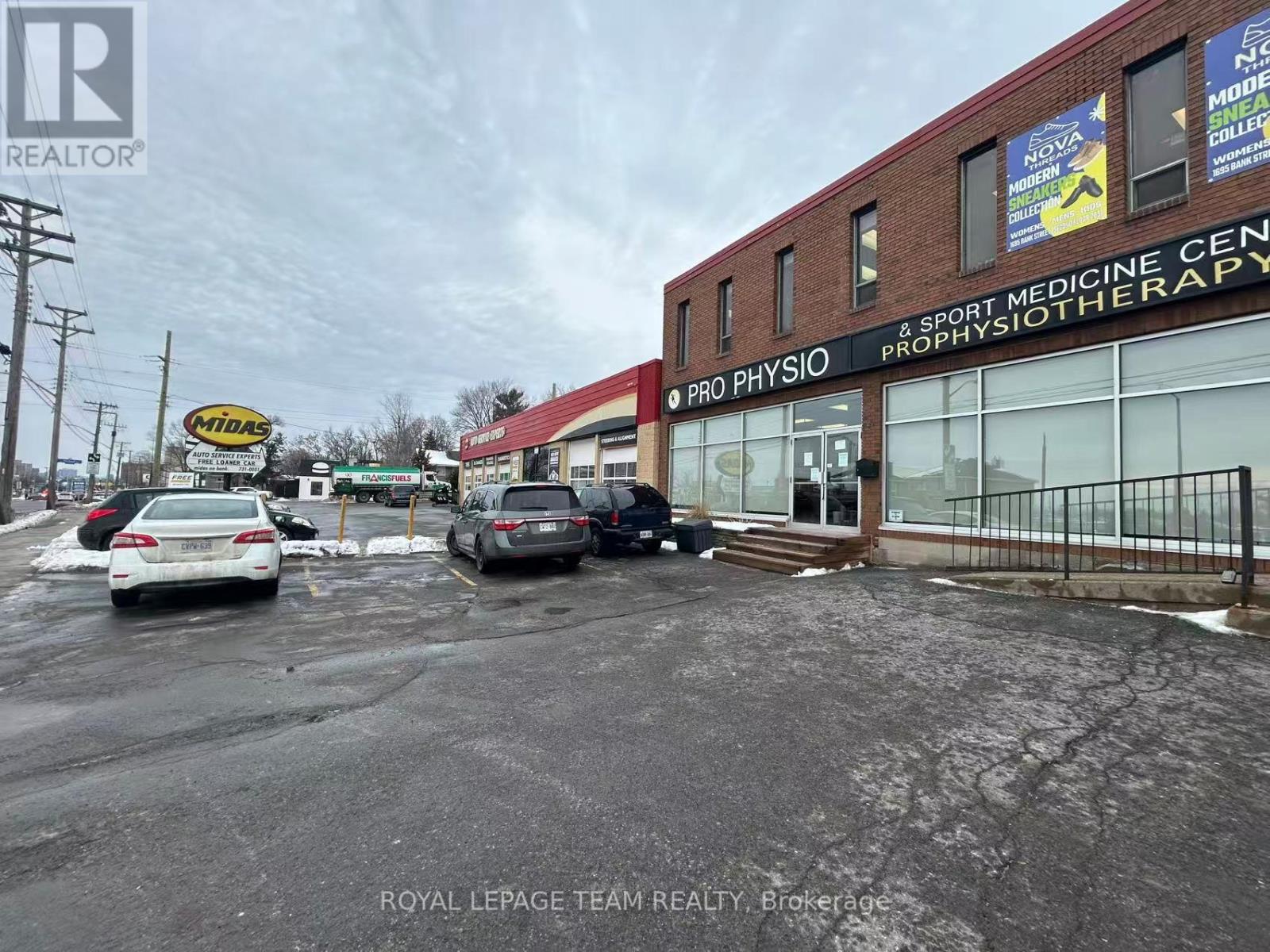 201 - 1695 BANK STREET