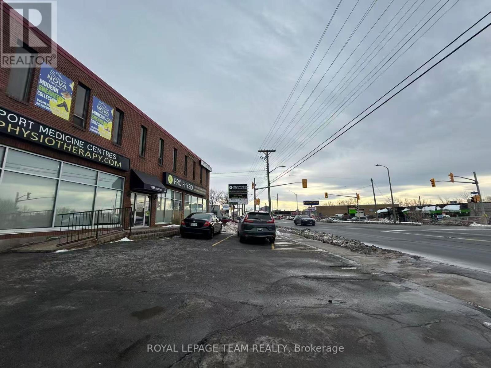 201 - 1695 BANK STREET