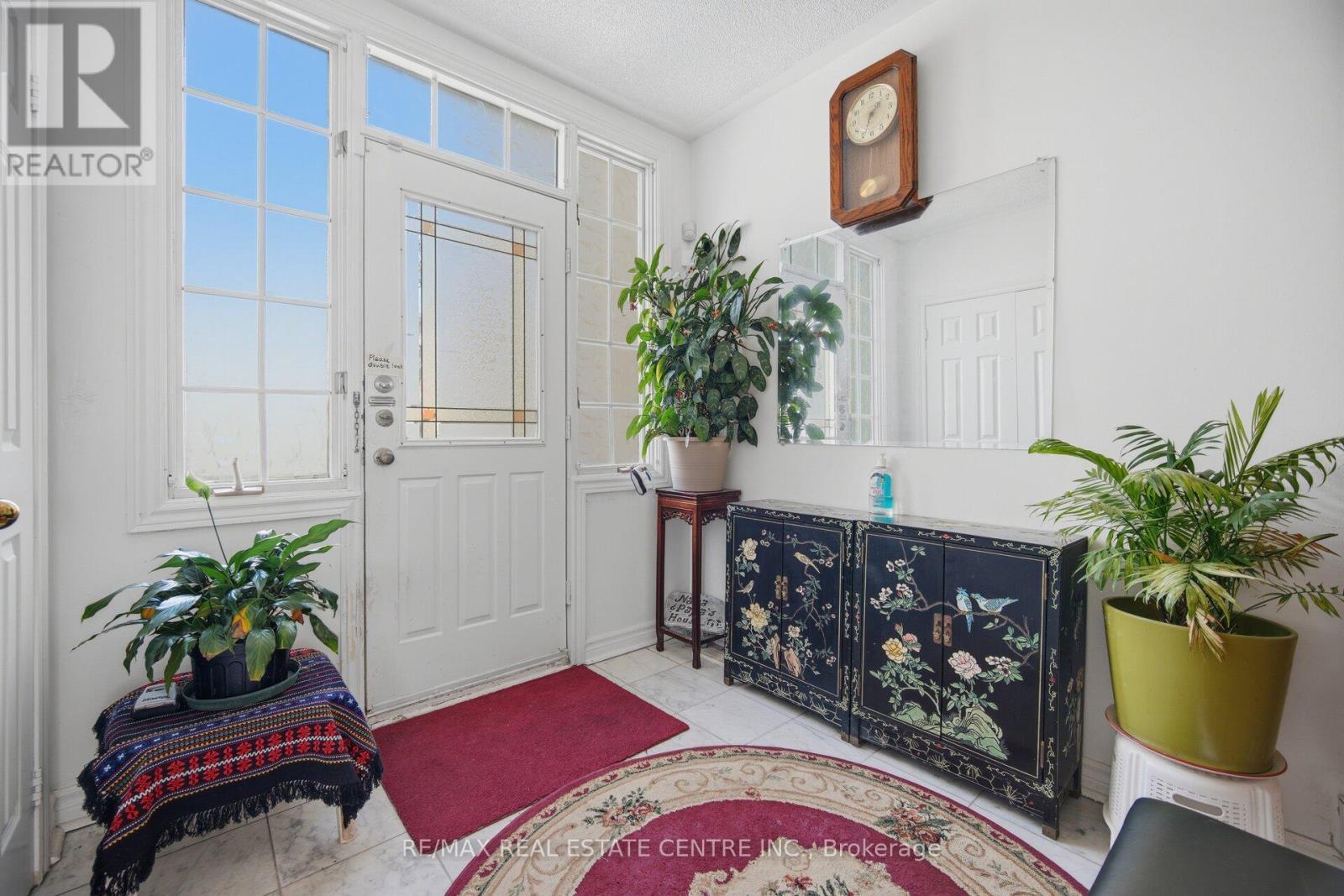 2 - 3 HARTNELL SQUARE