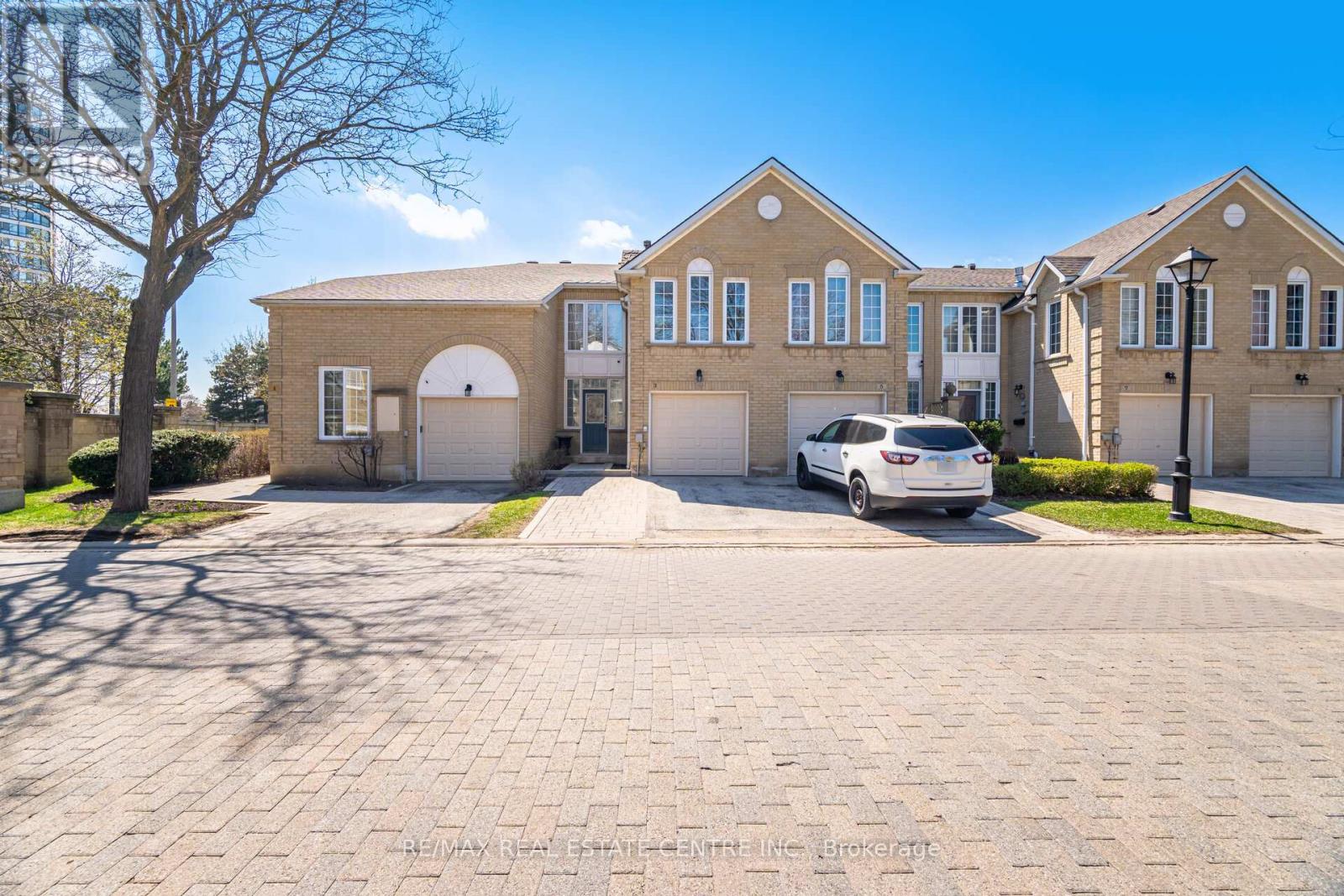 2 - 3 HARTNELL SQUARE