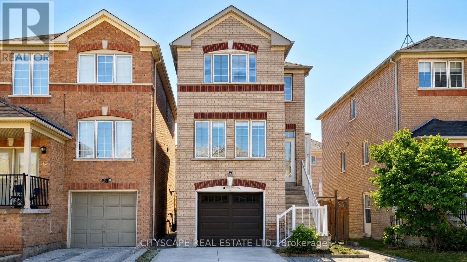 Photo 1 of 31 — 29 CENTREPARK DRIVE, Toronto (Brookhaven-Amesbury), ON M6M5K3