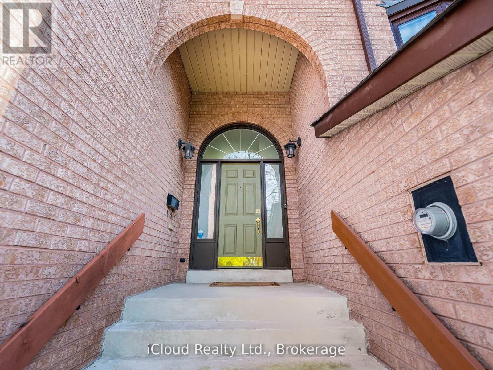 16 - 1100 QUEENS AVENUE