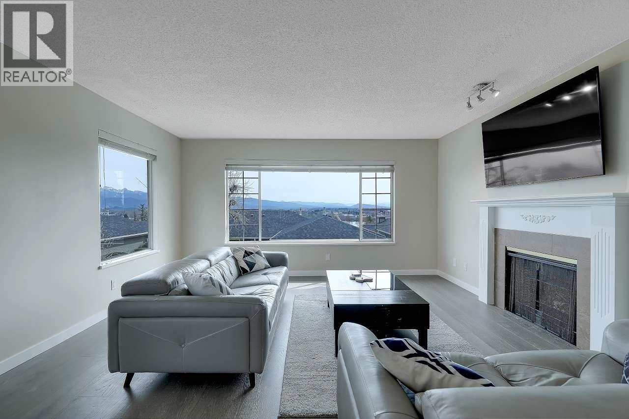 208 1140 CASTLE CRESCENT