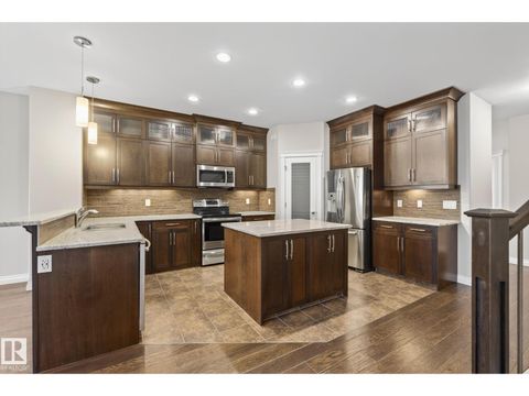 11106 76 AV NW Edmonton AB T6G0J8