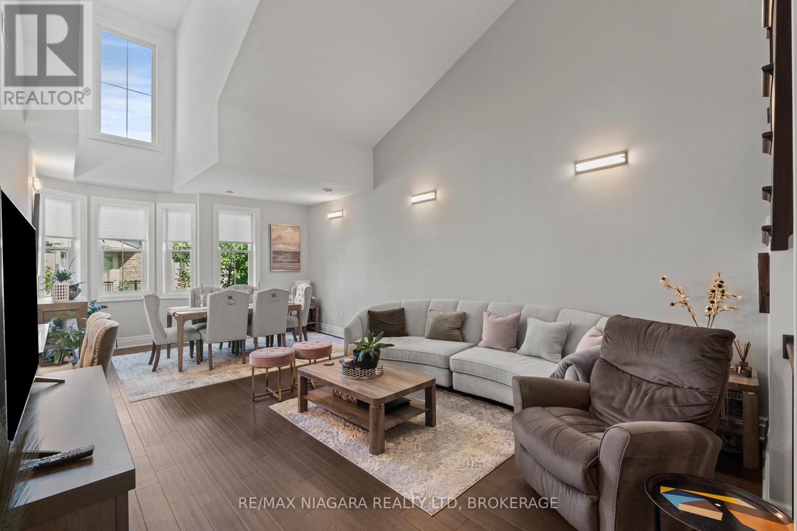 8 ST. ANDREWS LANE S