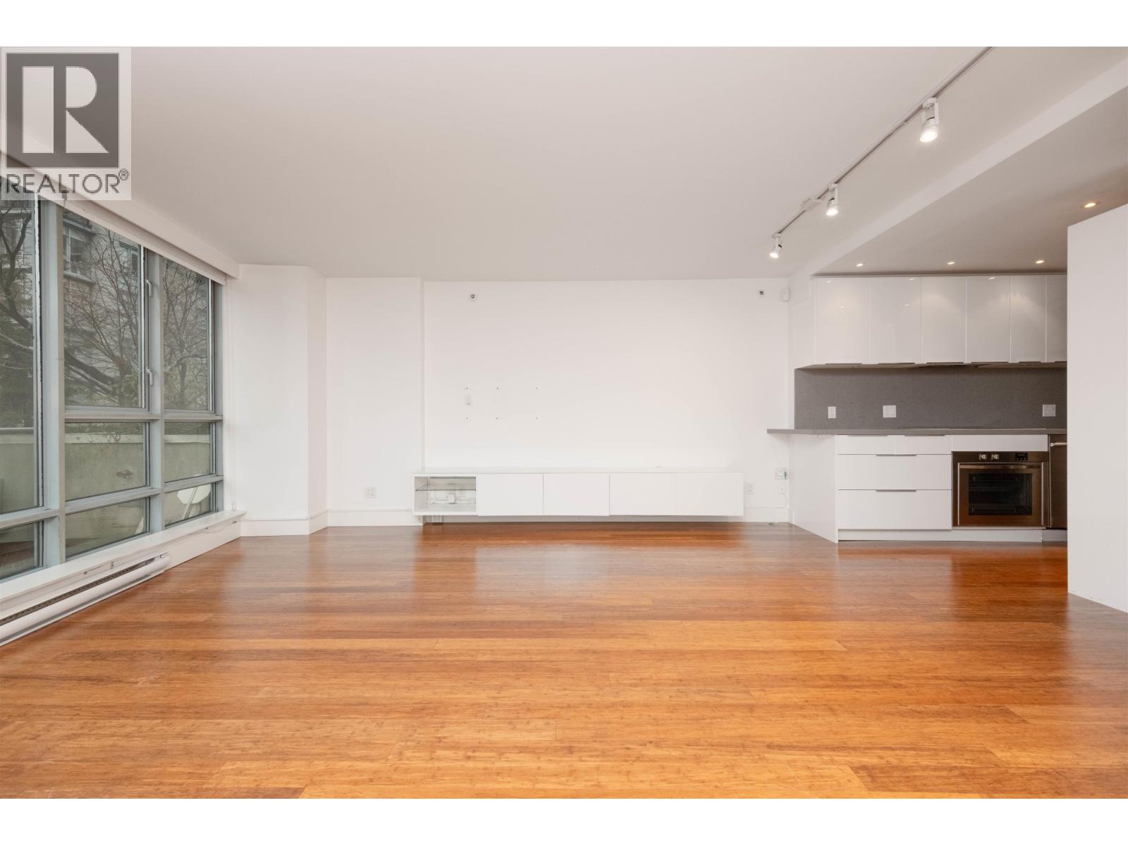 301 930 CAMBIE STREET