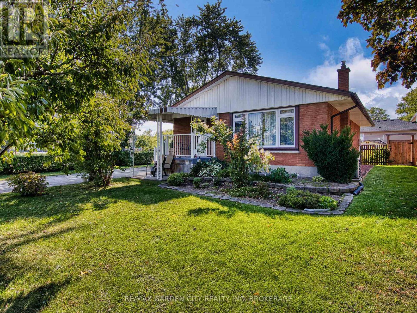 4095 MONTCALM CRESCENT