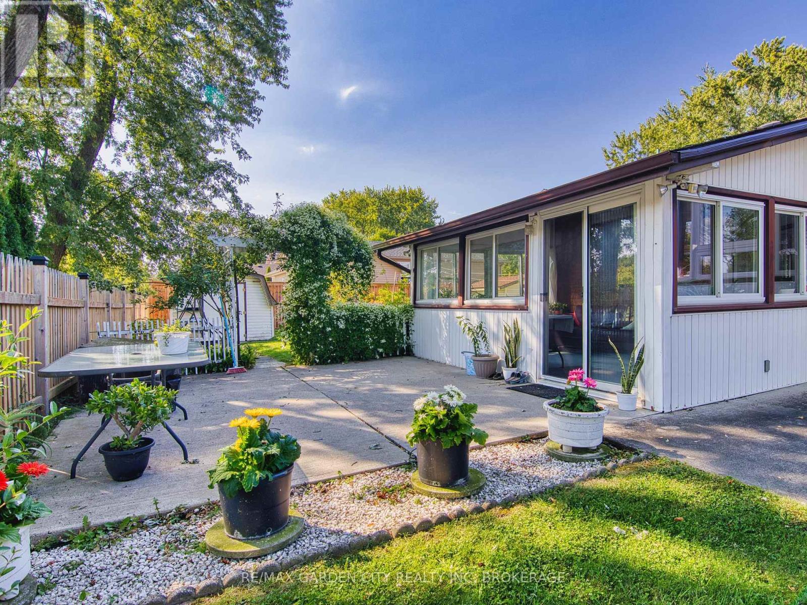 4095 MONTCALM CRESCENT