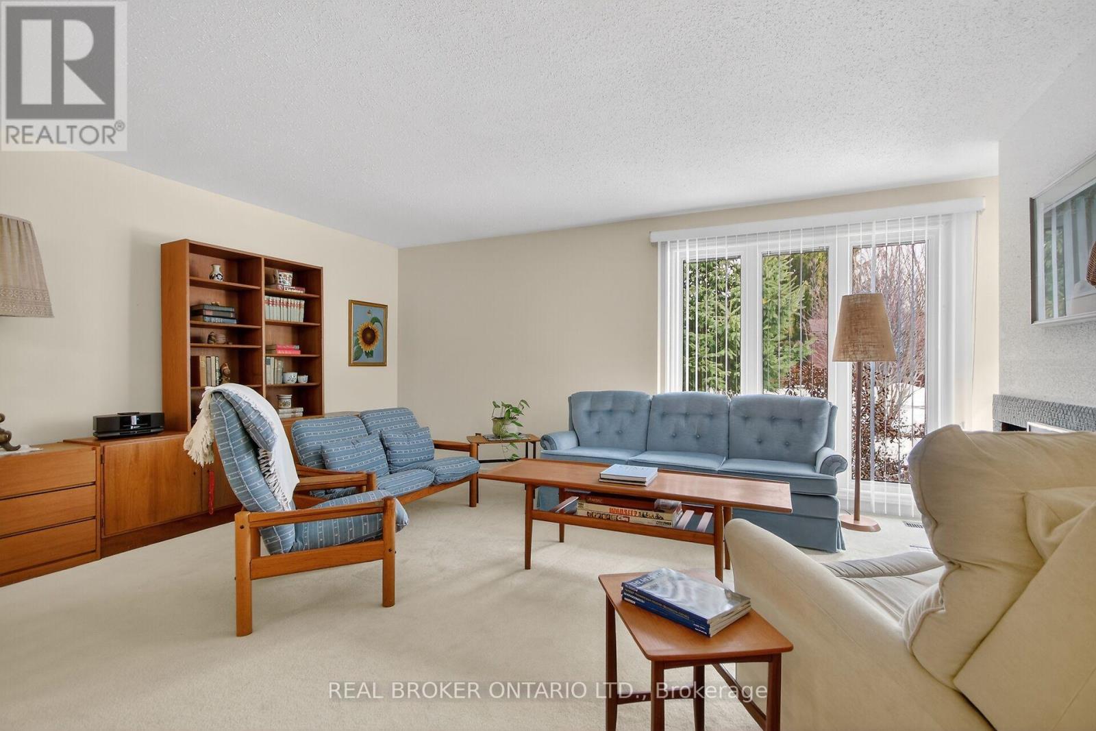 10 AMUNDSEN CRESCENT