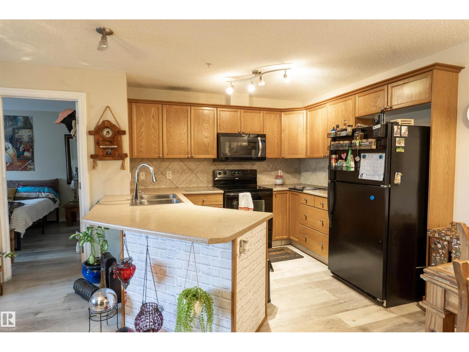 #203 4403 23 ST NW