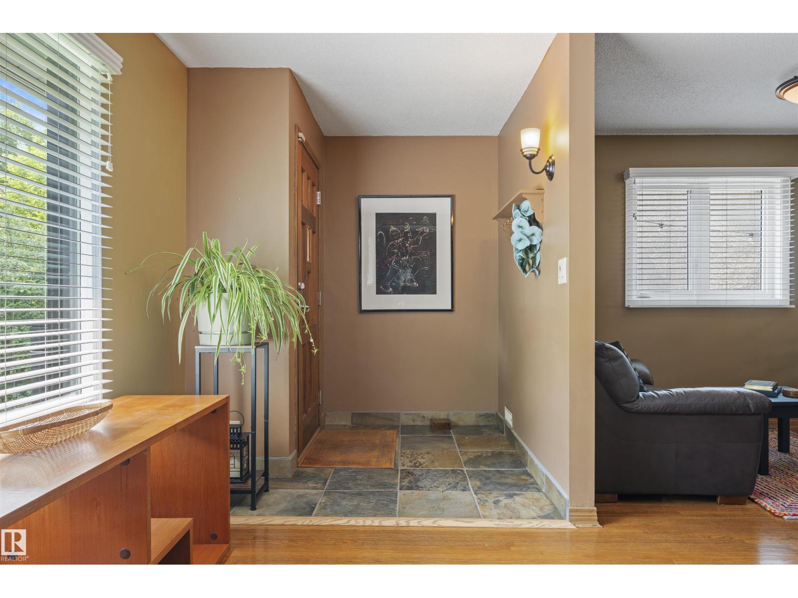 11622 76 AV NW