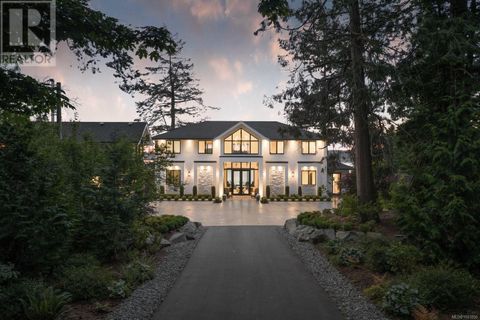 8425 Lochside Dr Central Saanich BC V8M1T9