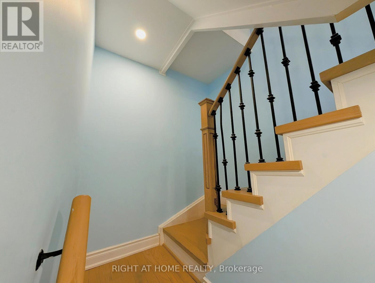 16 THORNHARROLD STREET