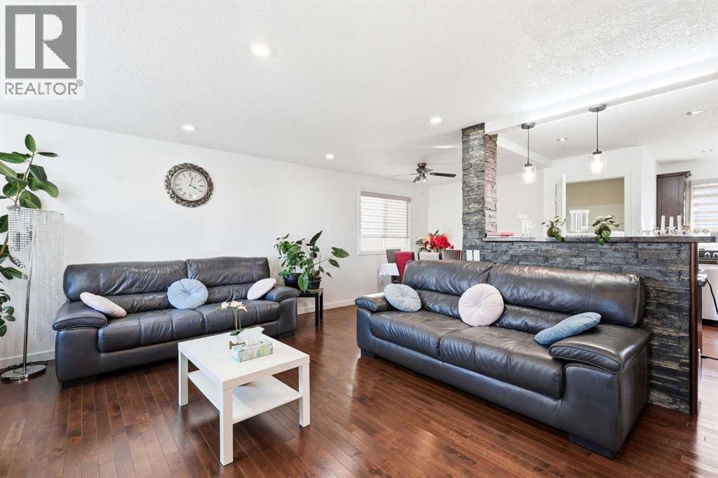 419 Whiteview Close NE