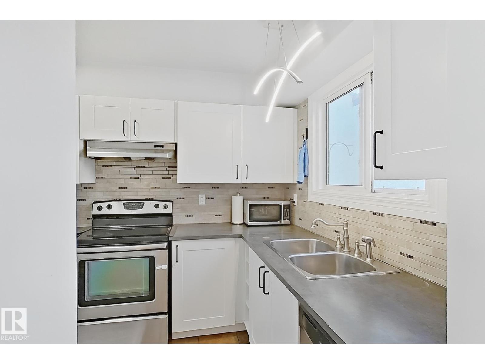 3605 30 AV NW