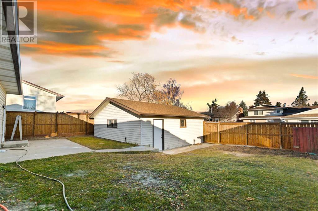 208 Whitehorn Crescent NE