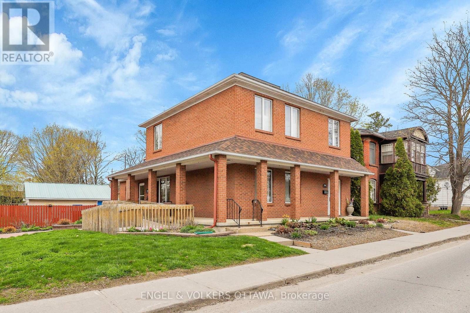 190 JOHN STREET N