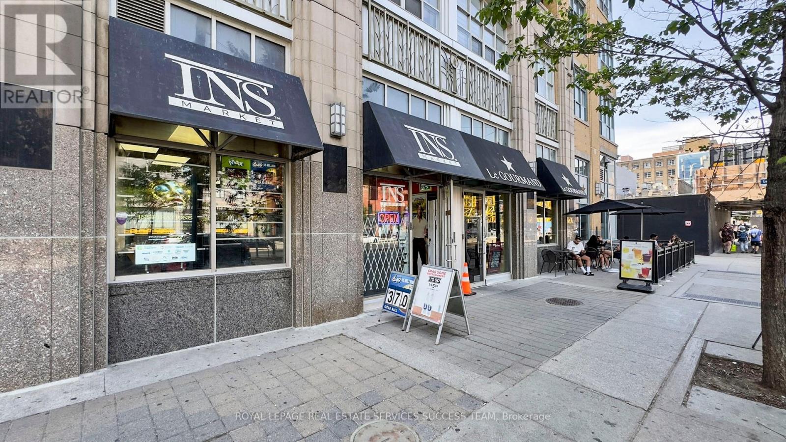 3 - 148 SPADINA AVENUE