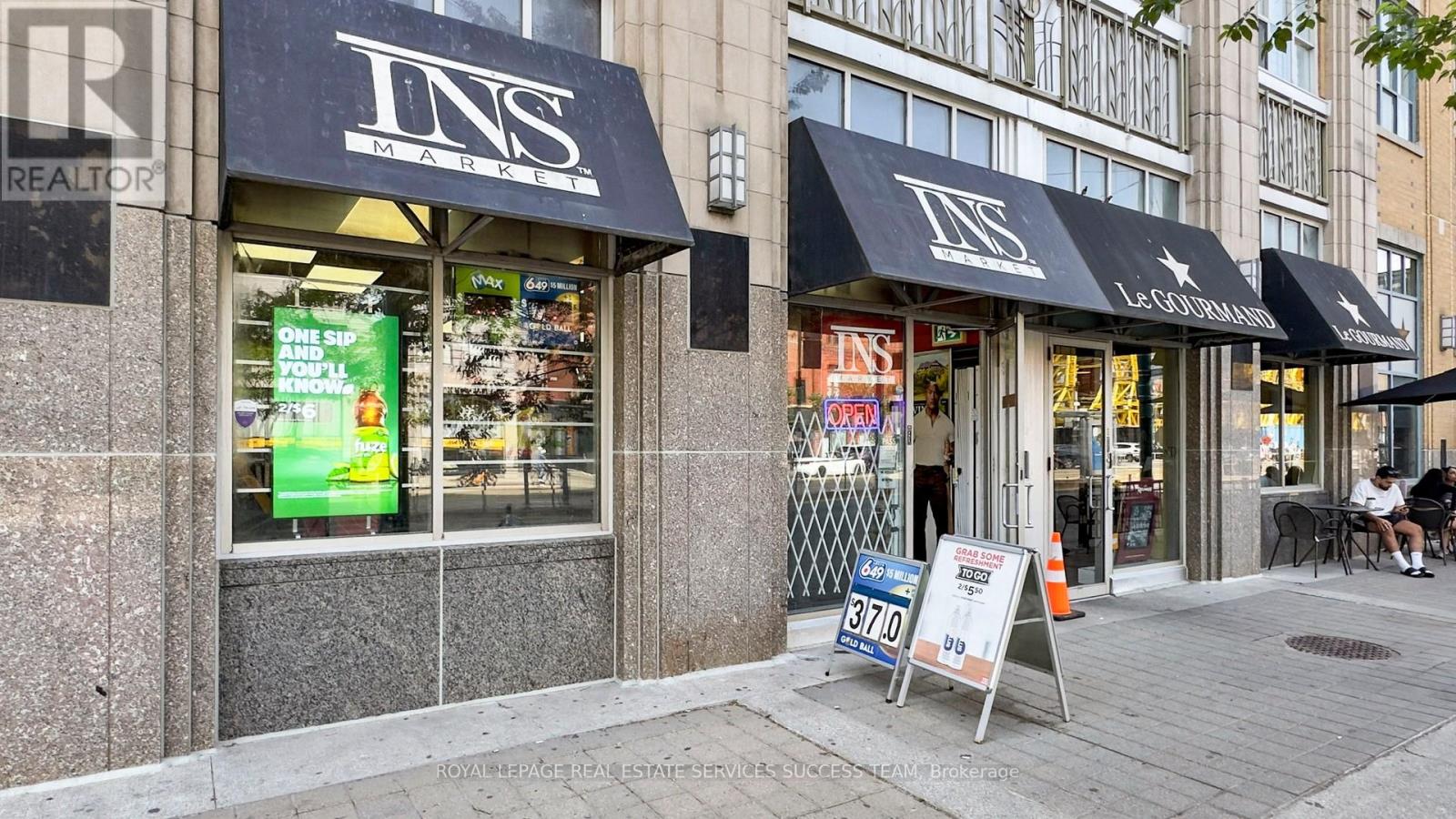 3 - 148 SPADINA AVENUE
