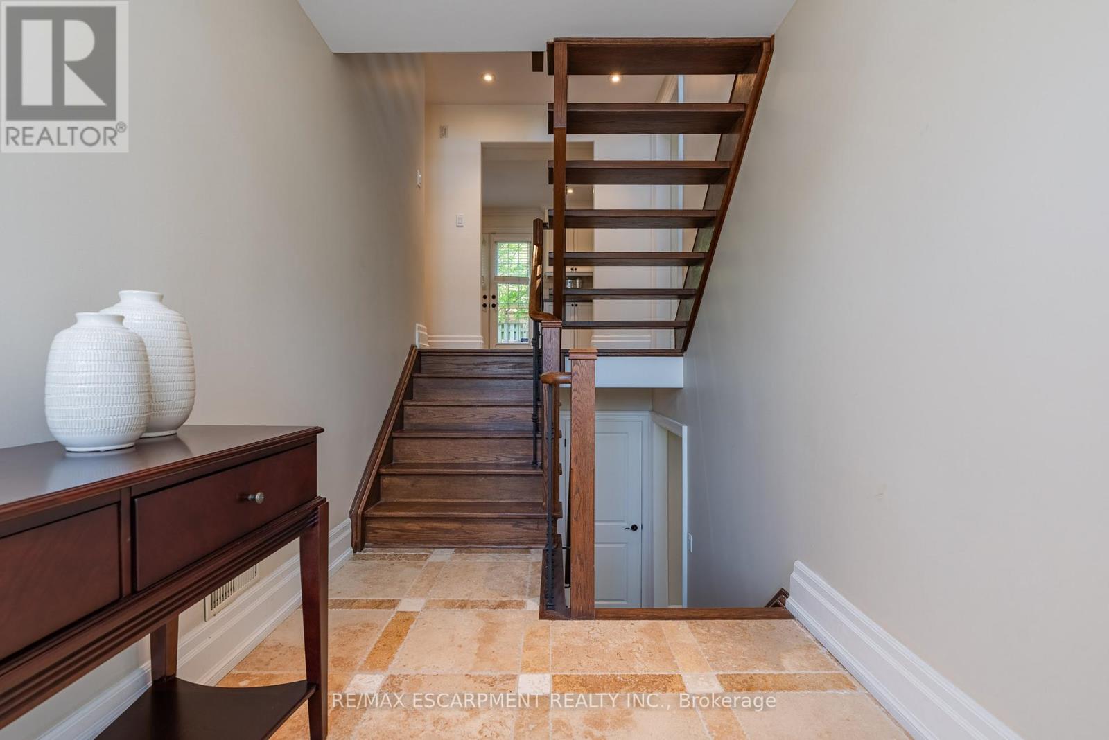 1034 LAKESHORE ROAD W