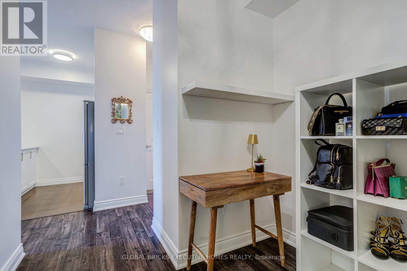 #106 - 35 SOUTHSHORE CRESCENT