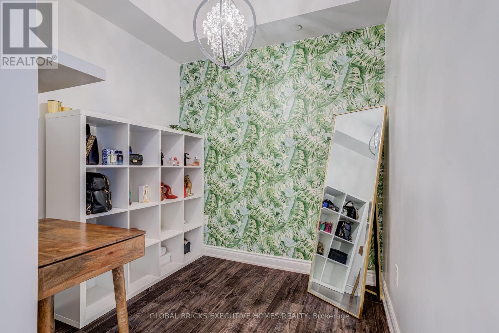 #106 - 35 SOUTHSHORE CRESCENT