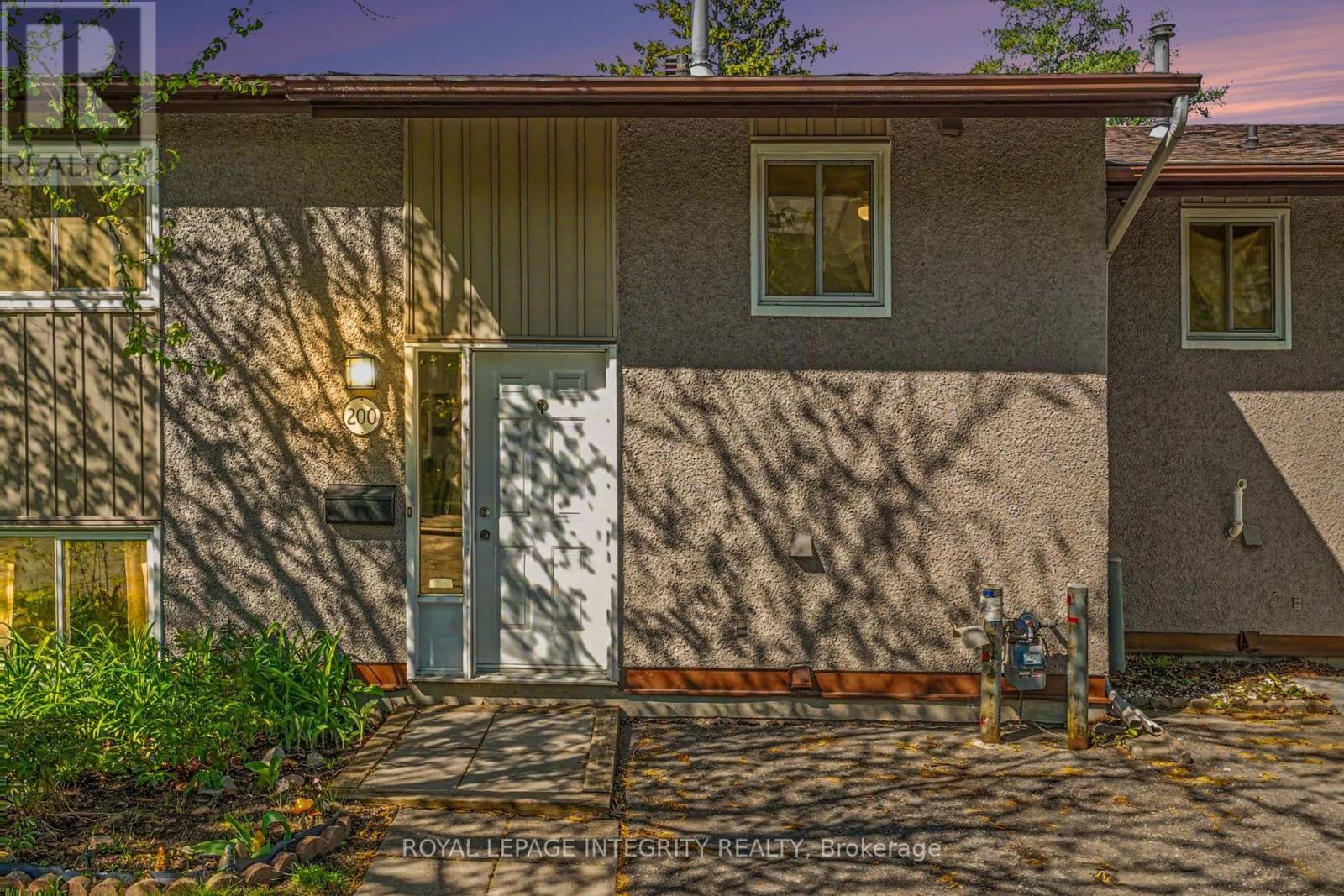 Photo 1 of 33 — 106 - 200 WOODFIELD DRIVE Unit 106, Ottawa, ON K2G3W8