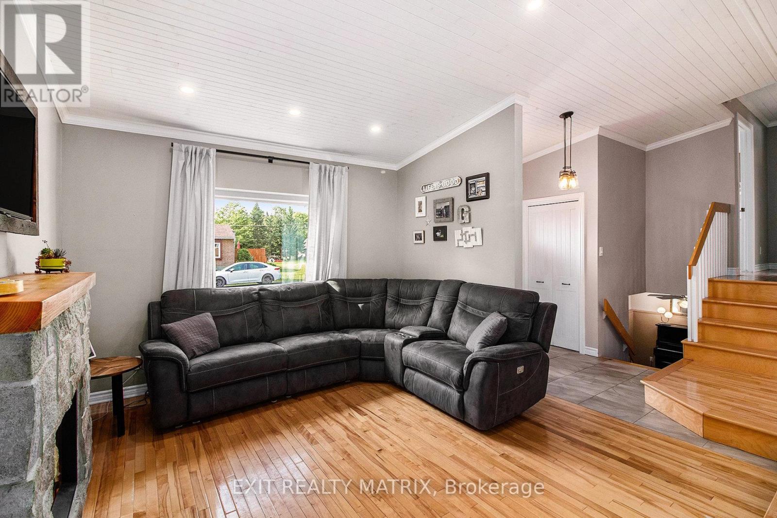 24 STE THERESE BOULEVARD