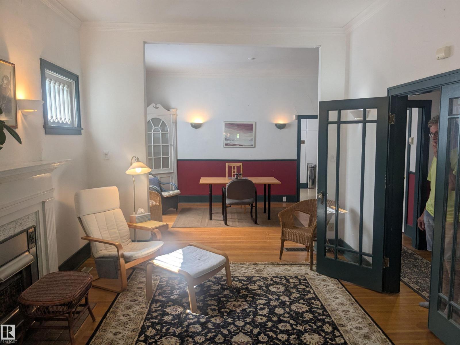 8416 104 ST NW