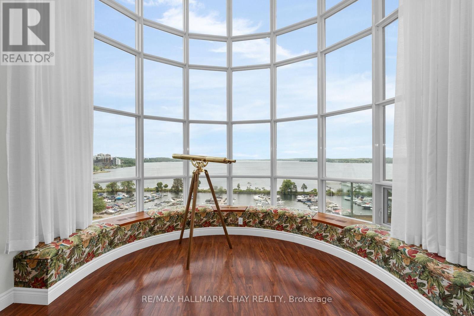 910 - 2 TORONTO STREET