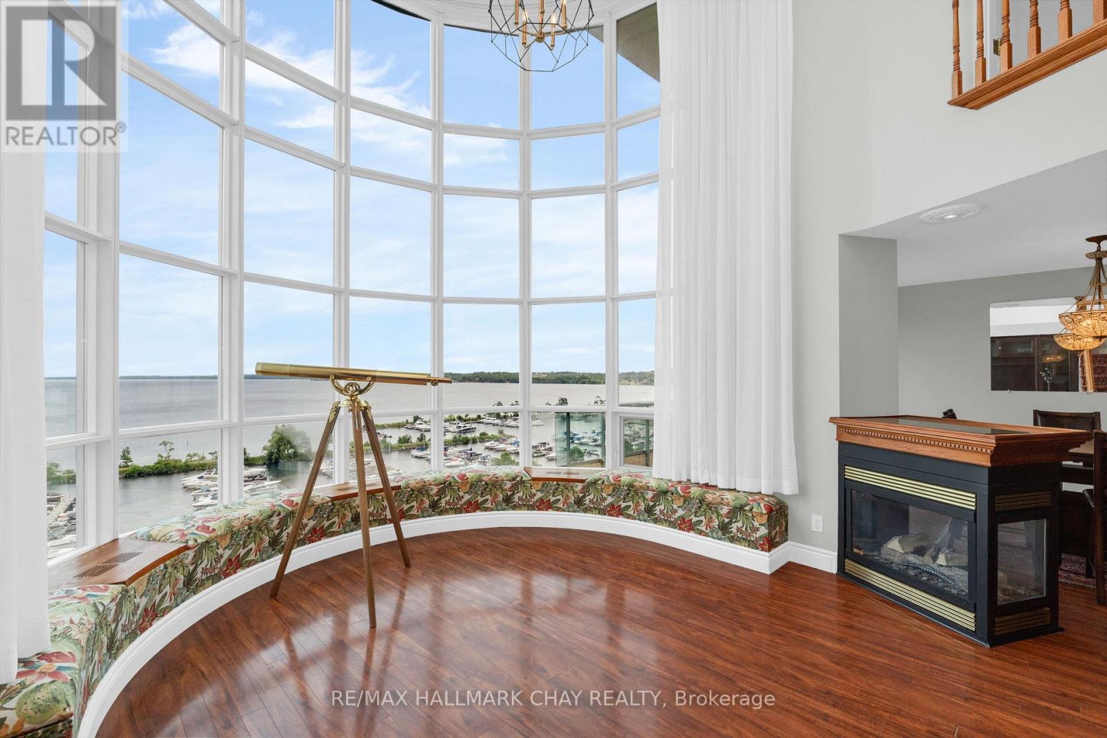 910 - 2 TORONTO STREET