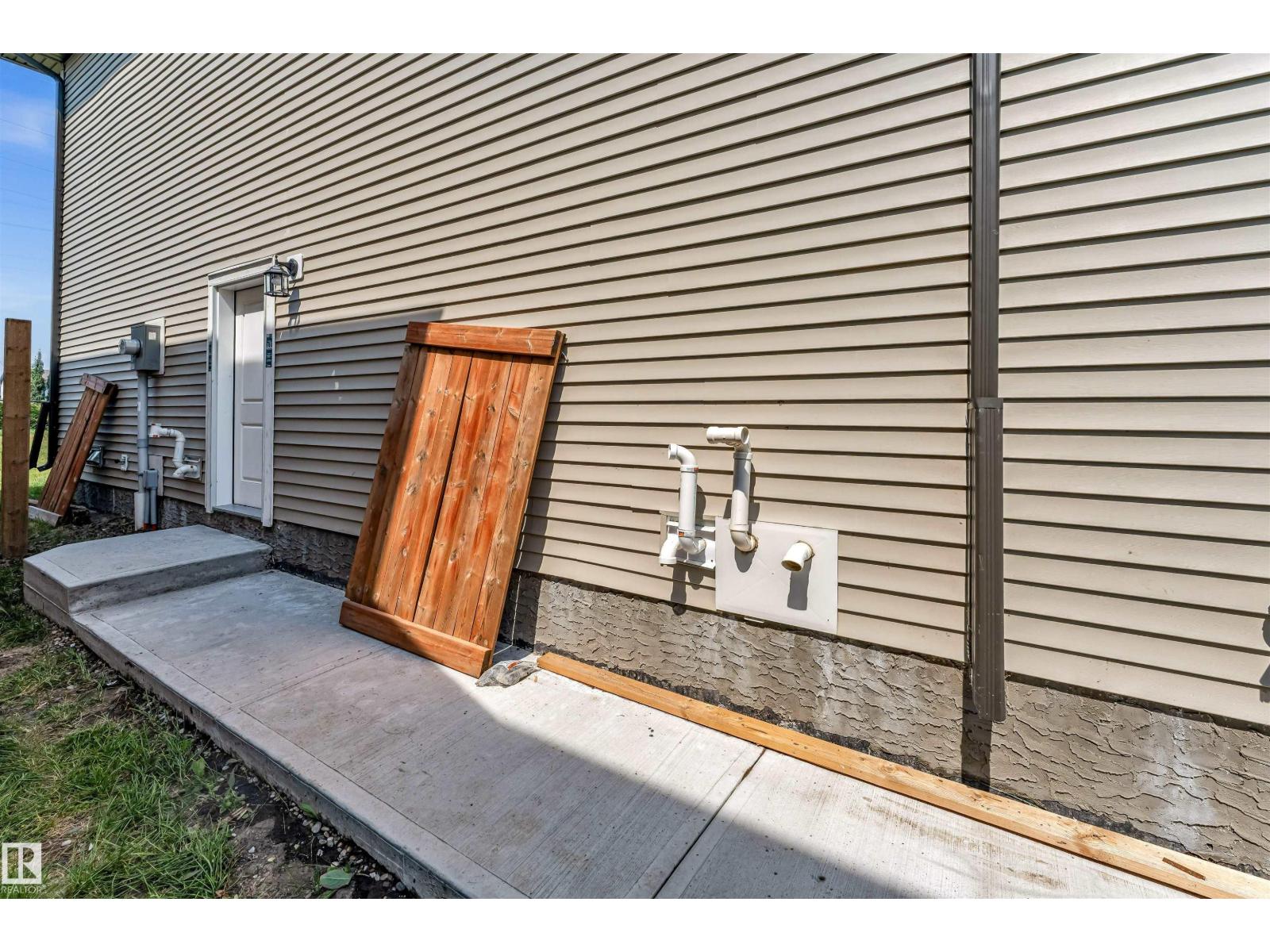 1712 27 st NW